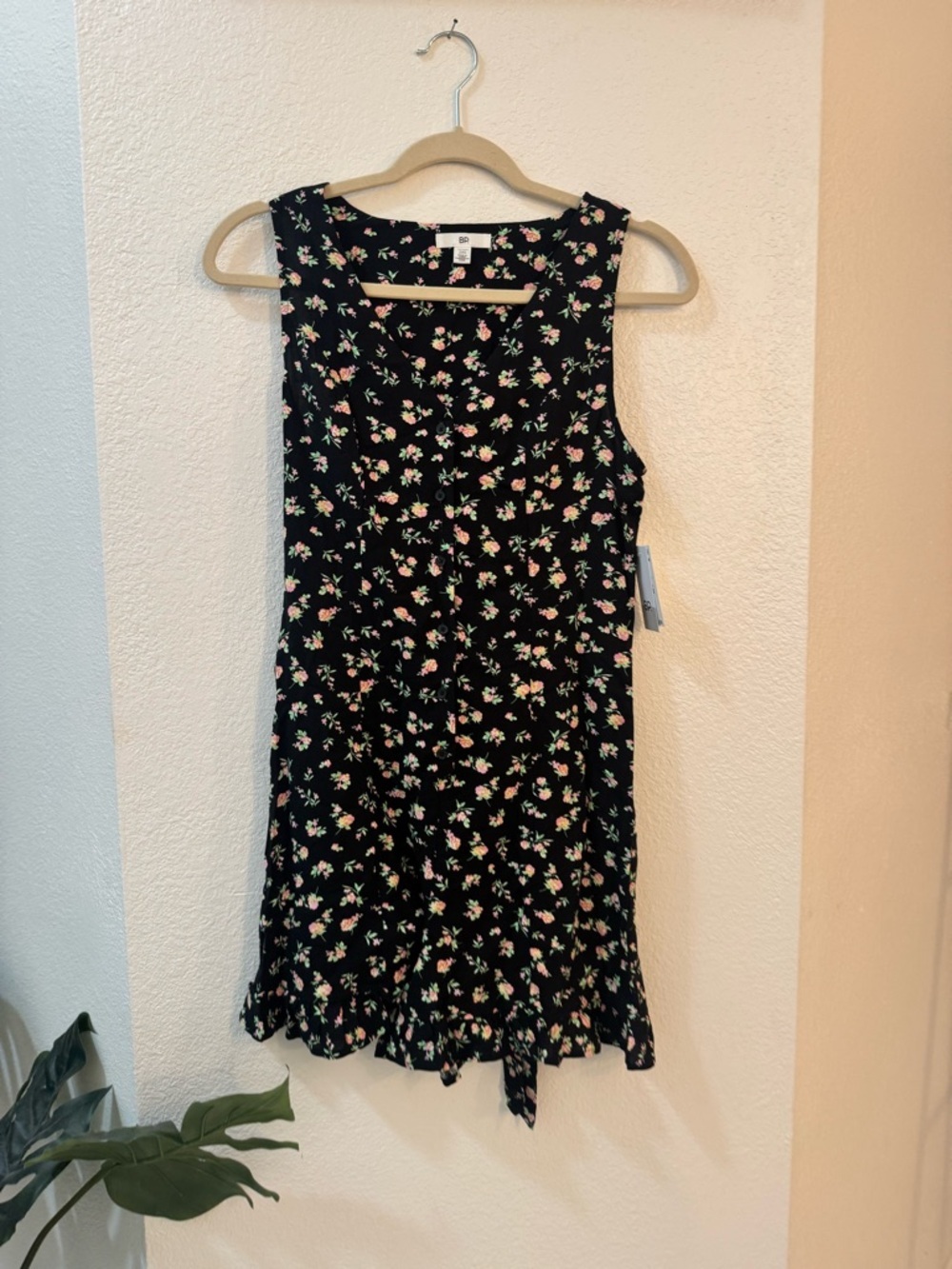 NWT Sleeveless Floral Romper Ruffled Hem Summer Wear!